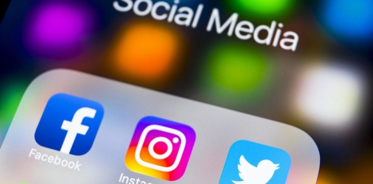 Presenti anche sui Social